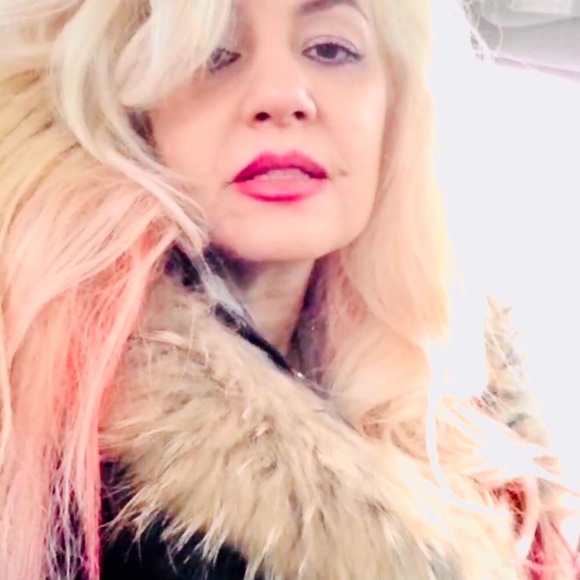 Meet your Posher, Christine 🇨🇦 💕 - Picture 1 of 17